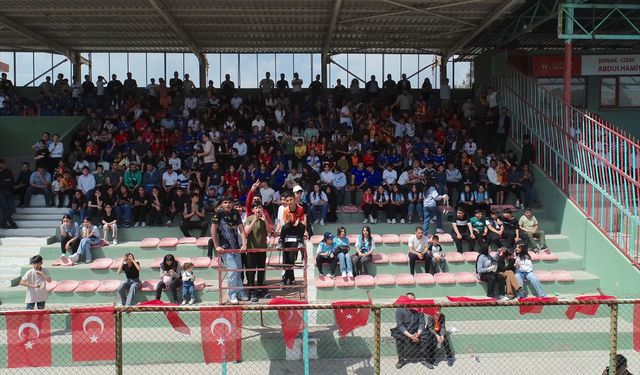 Galatasaraylı eski futbolcular, Şırnak'ın Cizre ilçesinde gençlerle dostluk maçı yaptı