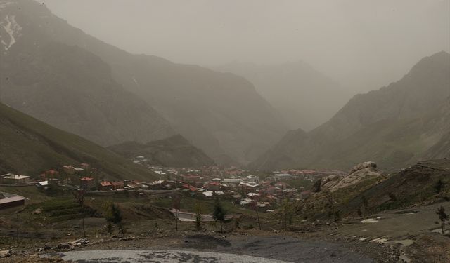 Hakkari'de toz taşınımı etkili oluyor