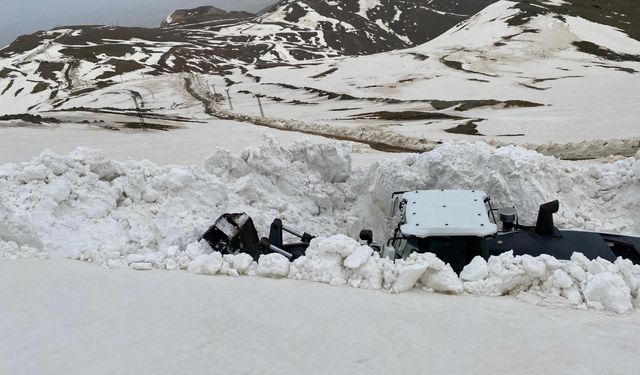 Hakkari'de yüksek kesimlerde karla mücadele sürüyor