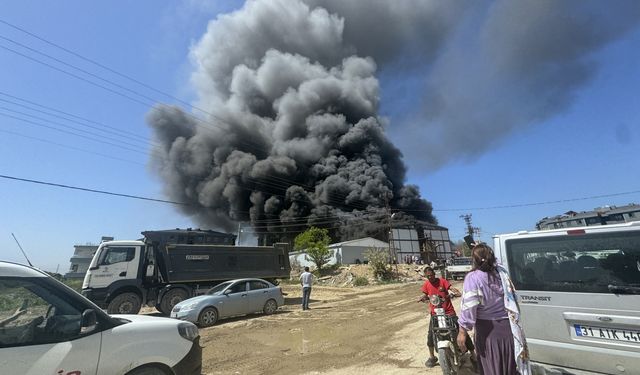 Hatay'da inşaat şantiyesindeki konteynerler yandı