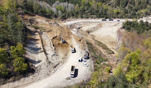 Heyelan nedeniyle kapanan Kastamonu-Çatalzeytin kara yolunda çalışmalar sürüyor