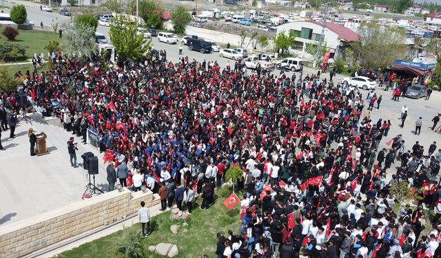 Iğdır'da yüzlerce öğrenci Ermeni çetelerince katledilenleri anmak için yürüdü