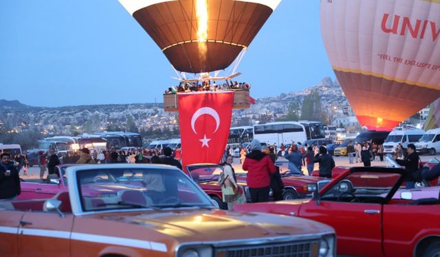 Kapadokya'da balonlara takılan Türk bayrakları gökyüzünde dalgalandı