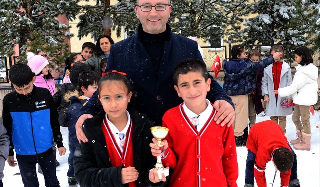 Kar kalınlığının 20 santimetreye ulaştığı Sarıkamış'ta "Kardan Adam Yarışması" düzenlendi