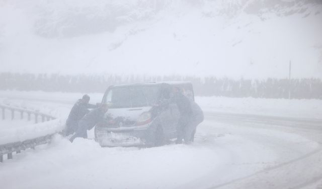Kırklareli'nde yoğun kar yağışı nedeniyle bazı araçlar yolda kaldı