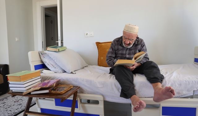 Kitap kurdu 88 yaşındaki "Kasım dede" okuma aşkıyla tüm ailesine örnek oluyor