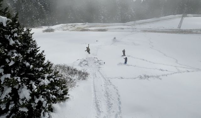 Kümbet Yaylası'nda ilkbaharda yağan karda snowboard keyfi yaşadılar