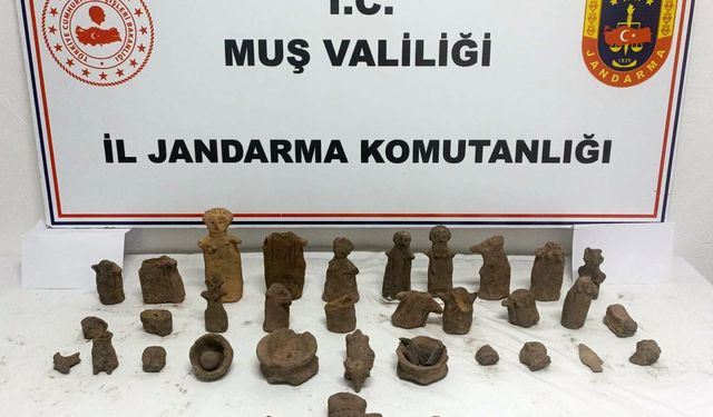 Muş'ta tarihi eser niteliği taşıyan heykel ve 42 obje ele geçirildi