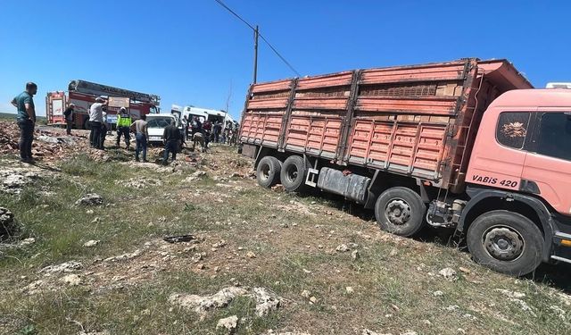 Şırnak'ta tır ile hafif ticari aracın çarpıştığı kazada 5 kişi yaralandı