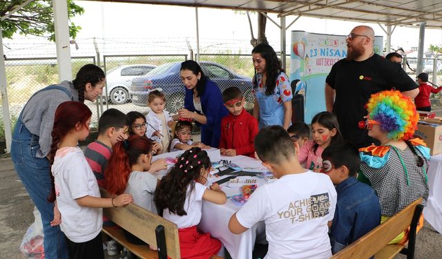 Suriyeli çocuklar, 23 Nisan Ulusal Egemenlik ve Çocuk Bayramı'nı Öncüpınar Gümrük Kapısı'nda kutladı