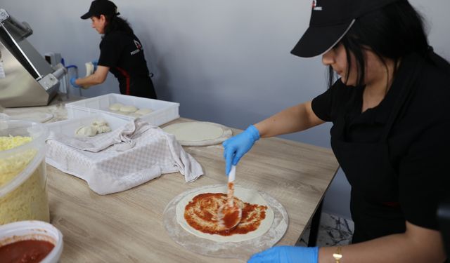 Süryani usta yıllar sonra döndüğü memleketinde açtığı pizza salonunda 20 kişiye istihdam sağladı