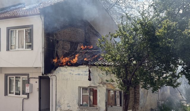 Tekirdağ'da yangın çıkan ev kullanılamaz hale geldi