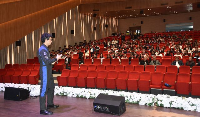 Türk Astronot Atasever, Batman'da öğrencilerle bir araya geldi