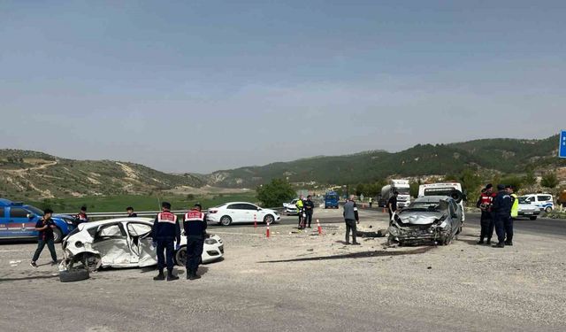 Adıyaman’da 2 otomobil çarpıştı: 8 yaralı
