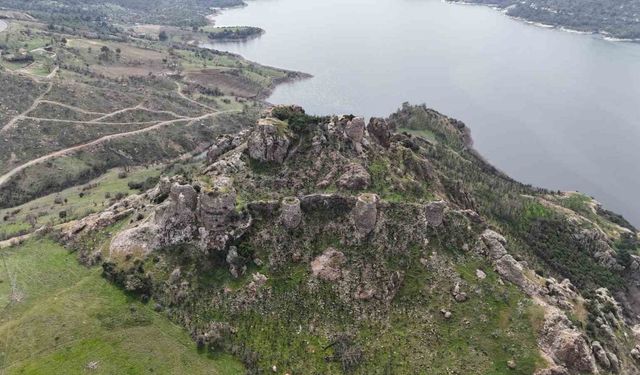 Çanakkale’de orman yangınlarında alevlere teslim olan Atikhisar Kalesi yeşermeye başladı