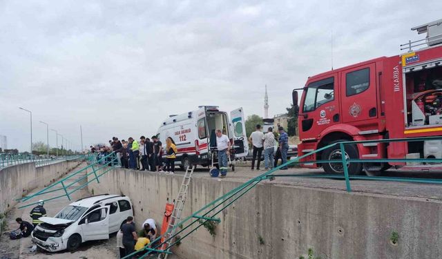 Fren yerine gaza basınca araç su kanalına uçtu: 2 yaralı