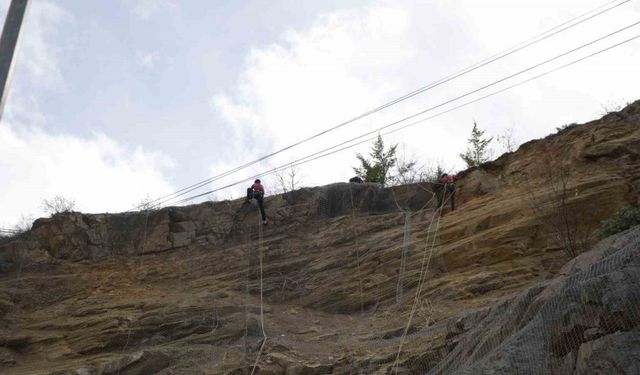 Gümüşhane’de heyelanlı bölgede temizleme çalışmaları tamamlandı