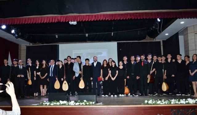 Güzel Sanatlar Lisesi öğretmen ve öğrencilerinden Neşet Ertaş konseri