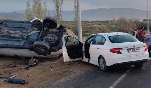 İki otomobil kafa kafaya çarpıştı: 3 yaralı
