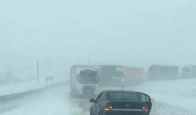 Ilgar Dağı’nda tipide onlarca tır mahsur kaldı