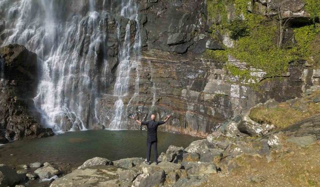 Karların erimesiyle coşan Mençuna Şelalesi ziyaretçi akınına uğradı