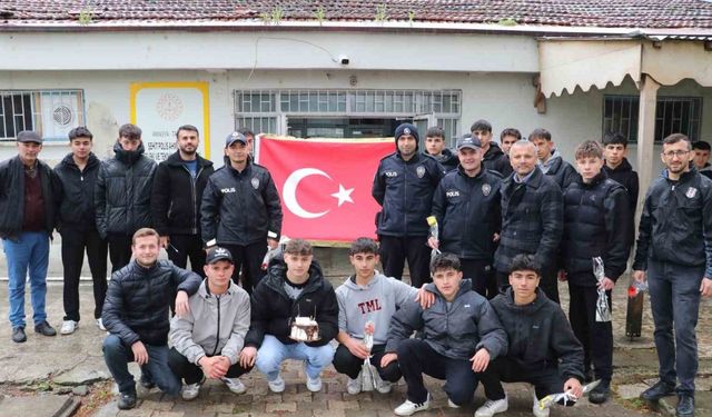 Kavga ihbarına giden polislere öğrencilerden sürpriz kutlama