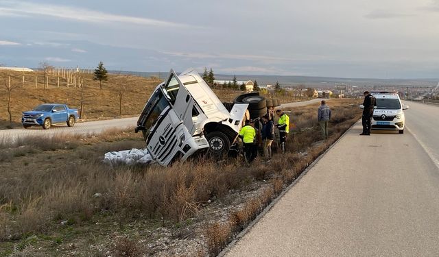 Konya’da gübre yüklü tır şarampole devrildi