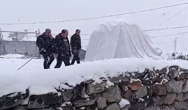 Köylüler güne kar yağışıyla uyandı