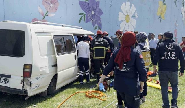 Lastiği patlayan minibüs refüjdeki işçiye çarptı: 5 yaralı