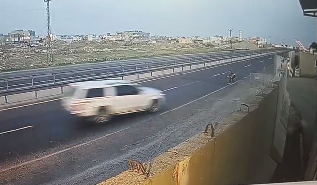 Mardin’de ‘dur’ ihtarına uymayan sürücünün polise çarpıp kaçtığı anlar kamerada