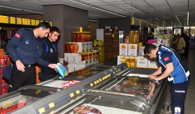 Osmaniye zabıtasından marketlerde son kullanma tarihi denetimi