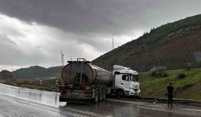 Osmaniye’de kontrolden çıkan tanker bariyerlere çarptı