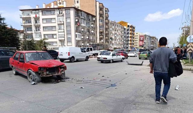 Otomobil ile motosiklet çarpıştı: 1 yaralı