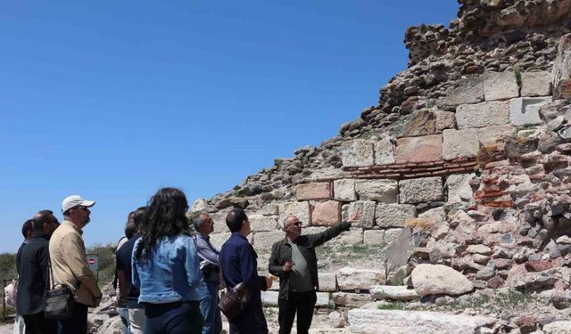 Tarih öğretmenleri Osmanlı Devleti’nden miras kalan Karacahisar Kalesi’ni gezdi