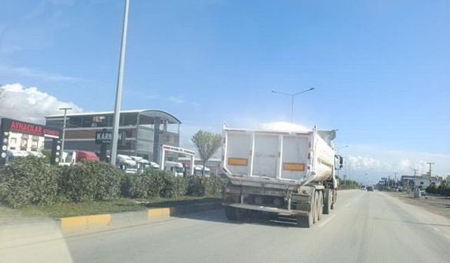 Taşıdığı yükün üzerine branda çekmeyen kamyon sürücüsüne ceza
