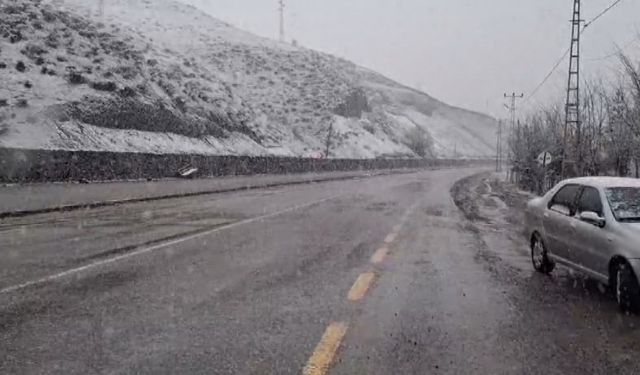 Tunceli’de, nisan ayında kar yolları kapattı
