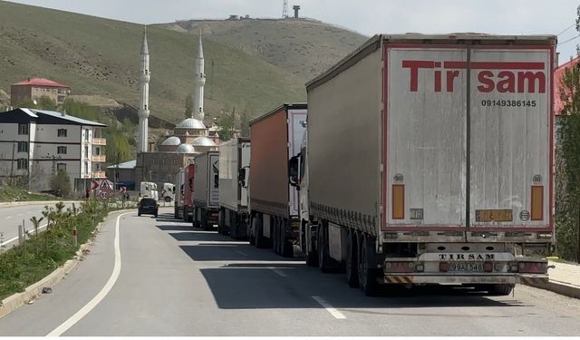 Türkiye-İran sınırında 2 kilometrelik tır kuyruğu