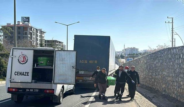 Uşak’ta motosiklet ile tır çarpıştı: 1 ölü