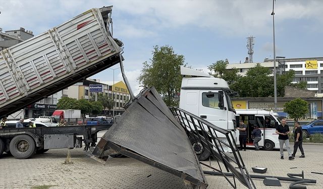 Adana'da seyir halindeki tırın açılan damperinin çarptığı üst geçit yıkıldı