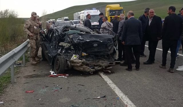 Ağrı'da otomobilin minibüse çarptığı kazada 2 kişi hayatını kaybetti, 8 kişi yaralandı