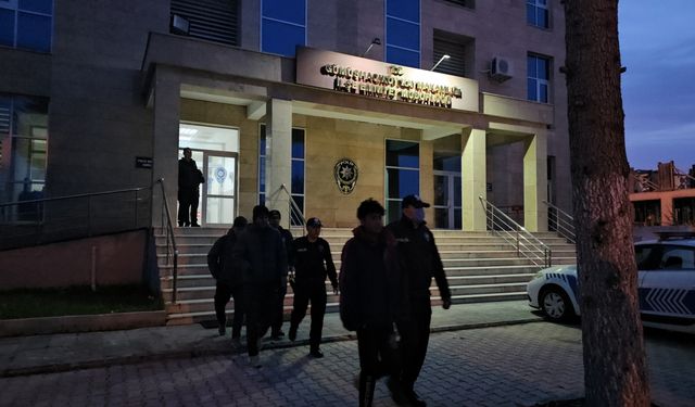 Amasya'da iki otomobilde 5 düzensiz göçmen yakalandı