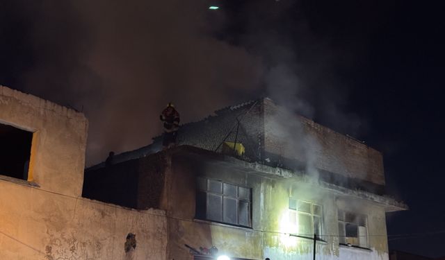 Balıkesir'de 3 katlı binada çıkan yangında 1 kişi hayatını kaybetti