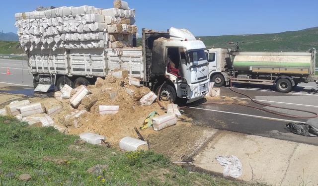 Bingöl'de saman yüklü kamyonda çıkan yangın söndürüldü