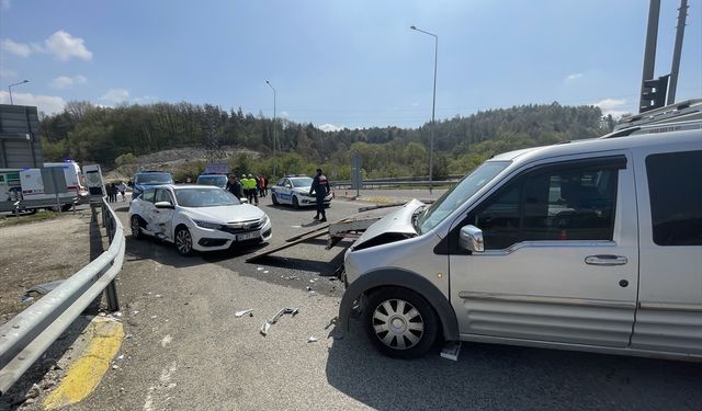 Bolu'da hafif ticari araç ile otomobilin çarpıştığı kazada 9 kişi yaralandı
