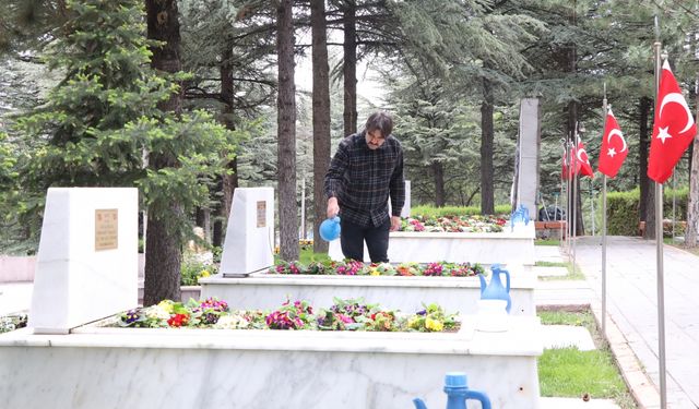 Çankırılı güvenlik görevlisi, şehit mezarlarını ziyaret edip temizlik ve bakımlarını yapıyor