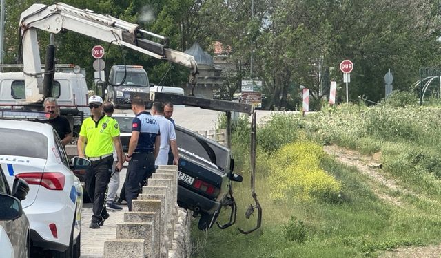 Edirne'de tarihi köprünün bariyerlerine çarpan otomobilin sürücüsü yaralandı