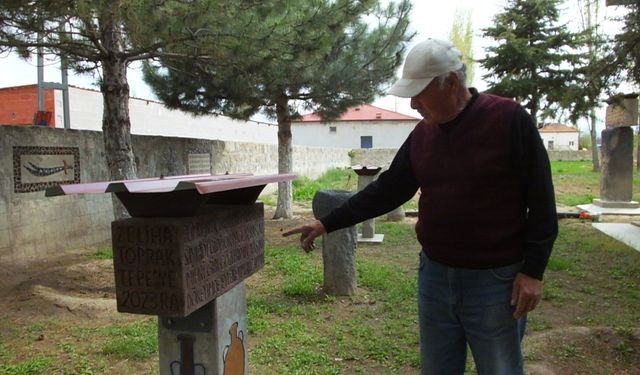 Emekli işçi, dağlardan topladığı volkanik taşlarla evinin bahçesine sanat duvarı yaptı