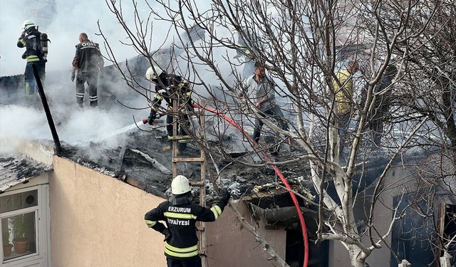Erzurum'da müstakil evin çatısında çıkan yangın söndürüldü