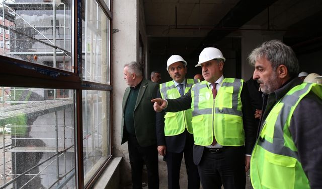 Gençlik ve Spor Bakanı Bak, Rize'de öğrenci yurdu inşaatlarında incelemede bulundu