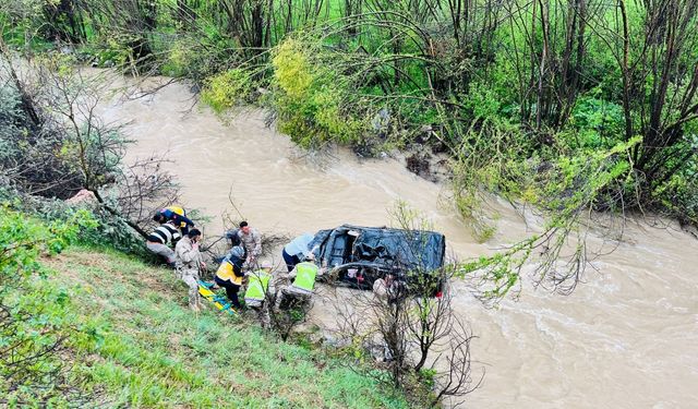 Gümüşhane'de dere yatağına devrilen hafif ticari araçtaki 1 çocuk öldü, 4 kişi yaralandı